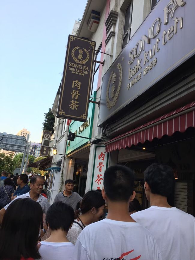 時間があったので、何か食べようかーとなりうろうろしていたら何やら行列が。興味本意で並んでみたら、バクテーで有名なお店でした。なんでもミシュランガイドにも掲載されているんだとか。