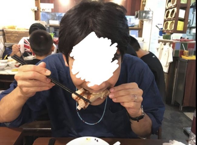 ガブッとかぶりつきます。柔らかくて、ジューシー。なのに後味スッキリという感じでした。バクテー、くせになりそうです。<br />