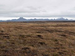 ゲイシール間欠泉に向かう途中では・・・

ときどき線状に山が現れます。これは亀裂噴火の跡で、アイスランドの火山の特徴です。
