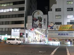 地下鉄の乗り放題券を買っているので、別の場所に移動しても良かったのですが、ホテルの周辺で食事場所を探します。天神橋筋商店街に来ました。確か日本で一番長い商店街です。