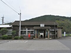 １時間30分歩いて美作江見駅に到着。駅前広場から見た駅舎です。