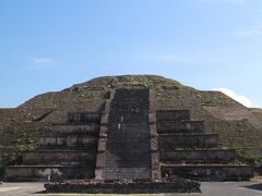 お次は月の神殿。太陽の神殿同様頂上まで登れるのかと思いきや、ロープが張られ途中まででした。誰か落ちたか？？