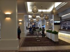 ビーチを後にして向かったのは
「シェラトンプリンセスカイウラニ」

ここは宿泊場所ではないのですが、
モアナ・サーフライダーの宿泊リゾートフィーに含まれている
Wi-Fiルーターはここでの貸し出しなのです。

エントランスからロビーを通過して奥に進みます。