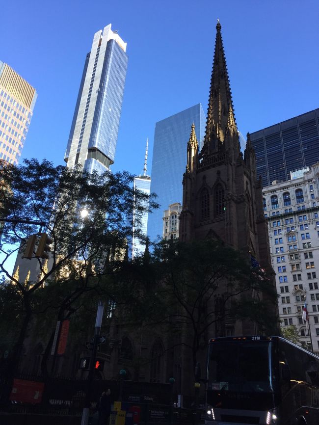 ニューヨークで一番古いトリニティー教会。Brordwayとウォール街の交差点に高いビルに囲まれあります。暗くて奥のビルのほうが目立ってますね。<br />ここにはアメリカ合衆国憲法の実際の起草者、アメリカ合衆国の初代財務長官、米国最古の日刊紙ニューヨーク・ポスト紙やバンク・オブ・ニューヨークを創業し、1804年決闘（!!）の末わずかで49歳でなくなったアレクサンダー・ハミルトンの墓もあります。<br />ハミルトンはアメリカの人々にとって英雄。ミュージカル『ハミルトン』はトニー賞などを受賞し、大変な人気です。<br />私達は一番お手頃な席で見ましたが（それでも＄199）一番高い席は＄749もしました。ほかのミュージカルより高かったです。それでもすぐに完売、超満員。人気がうかがえますね…<br />https://hamiltonmusical.com/new-york/home<br /><br />