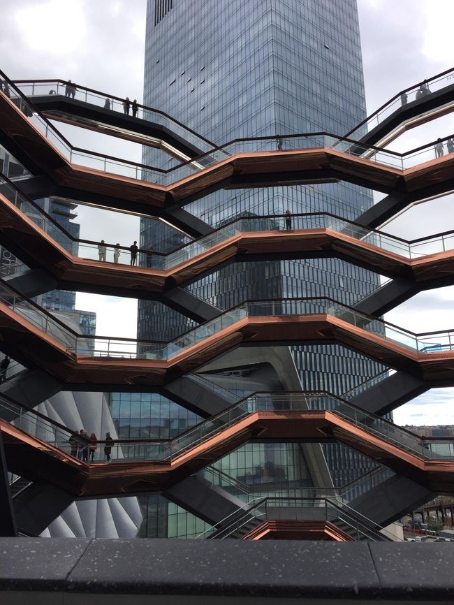 入場無料ですが入場制限があります。<br />オンラインで日時指定するか当日朝配布されるチケットを手に入れるかどちらかの方法があります。<br />時間指定なしのフリーチケットだけは＄１０かかりますが、行きたいときにスムーズに入れるのは大変ありがたかった！<br />www.hudsonyardsnewyork.com/discover/vessel