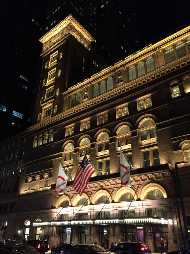 夜のカーネギーホール<br />世界的に有名な格式高いコンサートホールで大小いくつかの（４？５？）<br />ホールがあります。レンガとテラコッタの装飾でおおわれたイタリアルネッサンス様式の堂々とした外観で、歴史に残る数々の名演奏会の舞台として知られています。私はクラシックを鑑賞しましたが、日本の三味線やコーラスグループなども出演されるそうです。<br />ツアーで内部を見学することもできます。<br />https://www.carnegiehall.org/Visit/Tour<br />