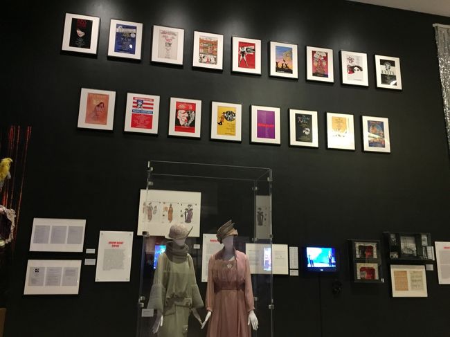 当時のポスターやセット、衣装が飾られています。<br />ミュージカル好きにはたまらないでしょうね☆