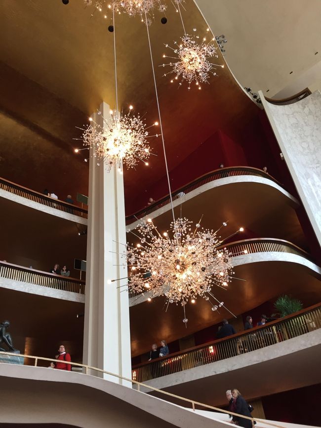 シャンデリアがオリジナルグッズのモチーフになっています。