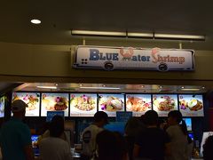 カニとミミズみたいなエビの絵のお店に決定！

パイナップルスムージー！サンポ～！サンポ～！
って配ってくれたので試食もできました。