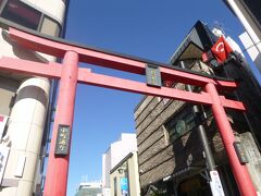 駅を出て左手の小町通りへ。