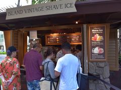 真っ直ぐホテルへ向かうつもりが
カラカウア通りでこのお店にひかれてしまい・・・

寄り道です