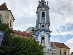 デュルンシュタインに到着です。青い修道院教会が見えてきました。