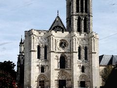 フランスの王と王族が眠る、サンドニ大聖堂。
サン・ドニがモンマルトルで首を斬り落とされ、その後自分の首を持ってここまで歩き、亡くなったとのことで、この地に教会を建てたのがそもそもの
改修したばかりだそうで、とてもきれいで、聖堂そのものがとても清らかな雰囲気で心惹かれました。

中はとても厳かな空間でした。

