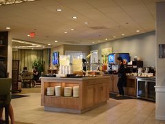 １８：００
宿泊特権で使用できるラウンジ「ビーチクラブ」へ足を運んでみました。
チーズやフルーツ、枝豆なんかのププ（おつまみ）がいただけます。