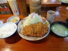 鹿屋バス停近くのお店で夕食にとんかつ定食（900円）。
人気店だそうで混み合っていました。