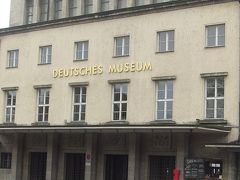 ドイツ博物館前の電停から入口までは意外と歩きます。
