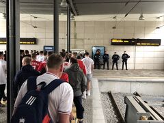 ギマランイス駅に到着。
電車内で既にビールを呷っていたイングランドサポーターに囲まれ駅に降り立ちました。
臨時列車は途中駅はほぼ全て通過するので通常の電車より所要時間は短くその点は快適でした。
ビールを飲みまくったイングランドサポーターは駅のトイレにも殺到していましたが、男子トイレだけでは捌き切れないとばかりに女子トイレにも入っていく始末、そこへたまたまやって来たご婦人の諦めとも取れる驚きの表情が印象的でした。