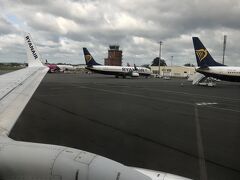 到着前の機内アナウンスでも何やら笑いを誘っていたようですが、全く分からないうちに、シャルルドゴール、オルリーに続くパリ第3の空港ボーヴェ空港(BVA)へ無事到着しました。