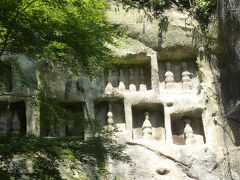 瑞巌寺の本堂もお参りしました。
途中の洞窟群には、多くの石像があり、見応えがありました。