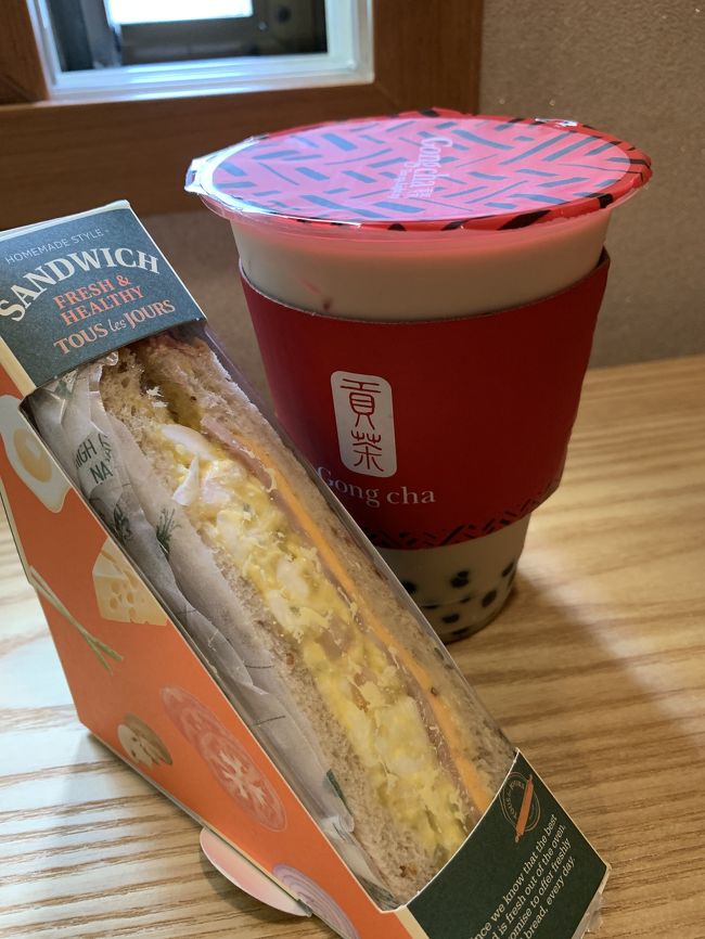 一休み<br />洋服を買い込んだので荷物を置きにいったんバスでホテルへ帰ってきました。<br />ホテル近くの貢茶とTous Les Joursでテイクアウトしました。<br />アールグレイの貢茶が美味しすぎてまた飲みたいです(*´▽｀*)