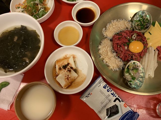 ユッケが食べたいとのことで別のお店へ移動<br />国際市場辺りのミニストップの近所です<br />（自分で探した店じゃないので名前を憶えていない）<br />次から次へとお客さんが来ていたので人気のお店のようです。