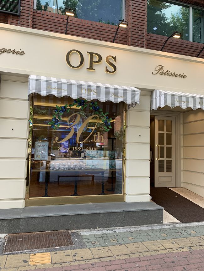 OPS<br />西面地下モールの10-12出口の間の地上にあります。<br />こっちも食べたかった・・・