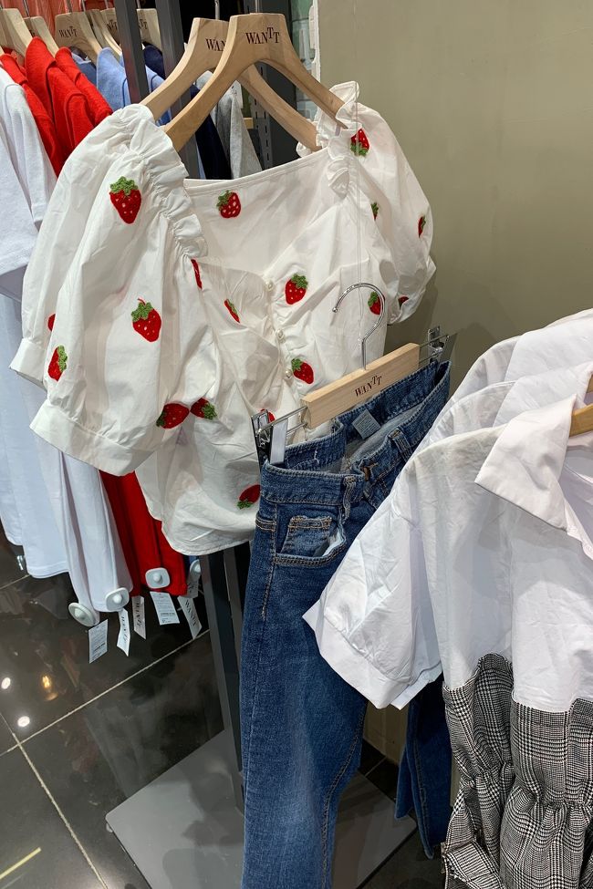 こっちはお向かいのお店<br />可愛い！！けど着れない・・・ｗ