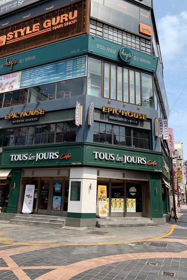 ホテルを出てちょっとブラブラしてみることに<br />出てすぐの角に昨日寄ったTOUS les JOURS 