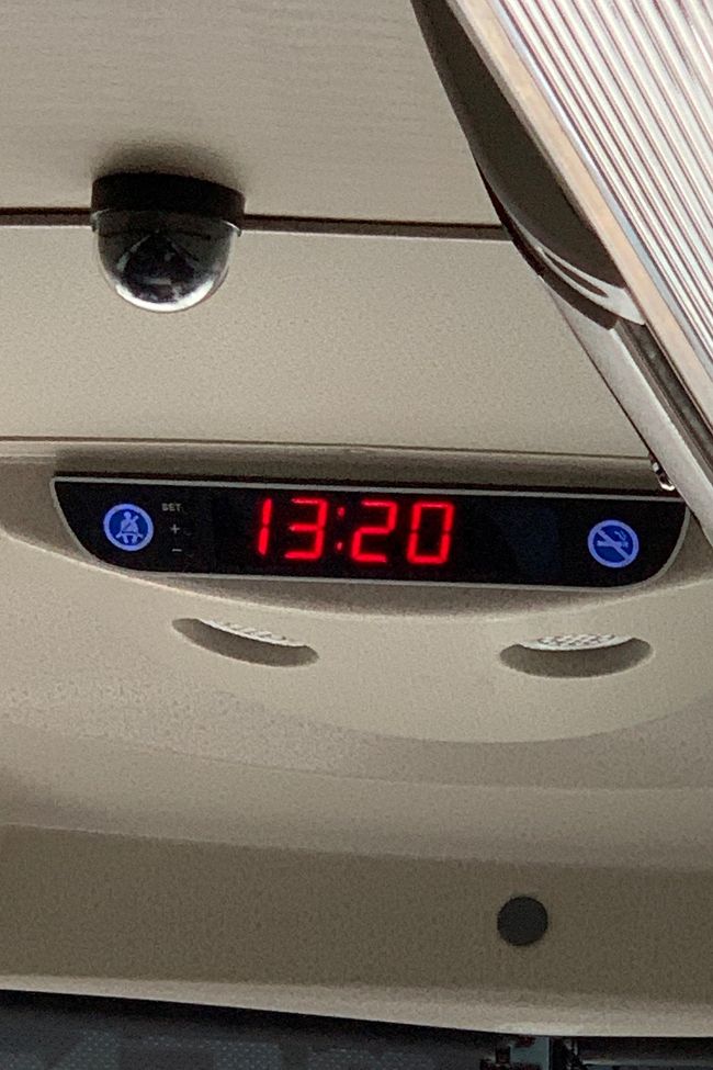 リムジンバスにて金海空港へ～<br />6,000ｗ<br />ロッテから乗ってくる人がT-moneyカードで払おうとしてダメと言われていたので現金を用意しておきましょう。<br />空港へは13：50くらいについたので西面からバスで空いていたら30分ですね。