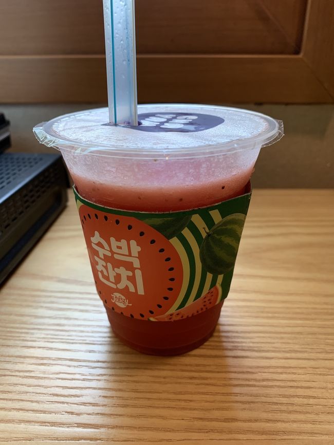 なんか韓国語で言われたけどわからなかったので<br />わからーんっとジェスチャーしたのですが買えましたｗ<br />おそらくストローをさすかどうかを聞かれてたのかな？と後から思いました(;´∀｀)