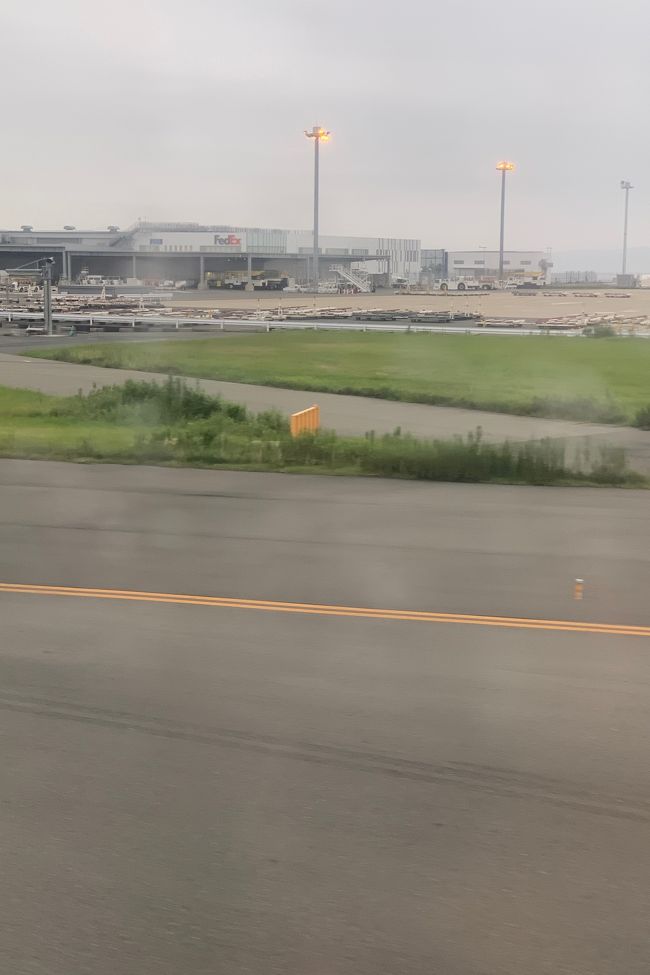 着いてしまった関空<br />雨かい！！<br />旅行中は3日目の午前だけ雨でしたが、あとはいいお天気でよかったです。<br />1人旅もなかなか楽しかったですがご飯問題だけがネック。<br />まだまだ行けていないところがあるので、また行くぞ～～