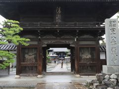 四国八十八ヶ所霊場　第48番札所　西林寺
(愛媛 5箇寺目)
http://www.88shikokuhenro.jp/48sairinji/

松山ICを降り(4時PM)、、松山市内の札所へ、、
松山ICから近い西林寺へまず向かいます、、
ところが、、松山市内中心部を避けたのですが、、それでも渋滞中、、
西林寺へ到着したのが午後4時半、、

御朱印受付は5時まで、、(4時半まで受け付けのお寺も、、）

＜　焦る、、　kuritchi、、　＞

雨が降る中、、石橋を渡り、、「仁王門」へ、、