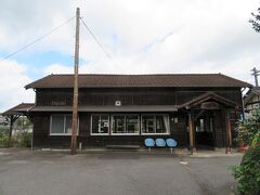 美作千代駅、1923年開業。当時から木造駅舎、無人駅です。