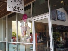 ラルフローレンとは反対側の奥にあるGODIVA。