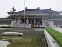 「陜西歴史博物館」へ行ってみました。無料で入れるということで窓口に行ってみましたが、今日のチケットは予約でいっぱいだと言われ入ることができませんでした。