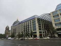 ラディソン ブル ホテル　ベルリンホテル

宿泊する大型ホテル
隣にベルリン大聖堂があり、この写真にも天井が写っています

立地は抜群といえます