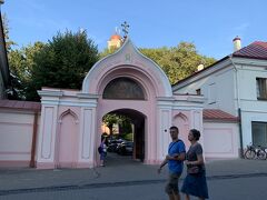 ピンクの聖霊教会（ロシア正教会）の前も通り、