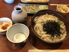 看板に「はちみつうどん」と書かれていて、どんなの？と思い入ってみました。
博物館の近くです。
「はちみつうどん」というメニューがあるのでは無く、メニューにあるうどん全部にはちみつが練り込まれているとのことでした。でも、別に甘いうどんなわけでは無いようです。食感が良くなる？とか？

写真のうどんは普通盛りなんですけど、かなり多くて大盛くらいありました(^_^;)。