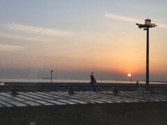 2018年2月24日（土）、朝6：30過ぎ
羽田空港ANAラウンジにて...ちょうど日の出
