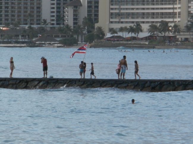 ハワイの州旗で何しているんだろう？