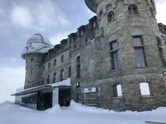 ３１００クルムホテルゴルナ－グラート

オフシーズンでホテルはクローズ。
カフェやお土産屋さんはやっていました。

スイスの４月、５月は、スキーシーズンと夏のハイキングシーズンの狭間で、ちょうどオフシーズンなのです。憧れの山岳ホテルはほとんどクローズでした。