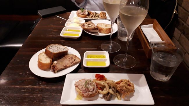 旅行の1か月ほど前に黒パパの誕生日を祝いながら、旅の最終確認をイタリアンのお店で。<br />黒パパは初バリ旅行で大怪我をして以来、旅行前に旅行の話をするとアレルギーが出てしまう為、極力旅行の話はしないのですが、今回は初ウブド、初分泊と初めてが重なっている為、必要最低限の打ち合わせだけすることに。<br /><br />まずは誕生日おめでとう！<br />