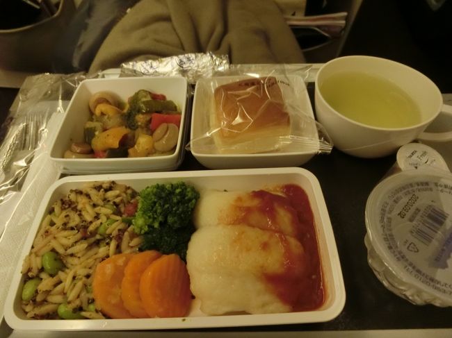 去年は離陸してすぐに軽食。<br />着陸前に朝食が出たと記憶していたのですが、今回は離陸して夕食（夜食？）が配られました。<br />CAさんが忙しそうにしていて飲み物は聞かれず、シンガポールスリングをオーダーできませんでした(;_;)<br />楽しみにしていたのにな・・・。