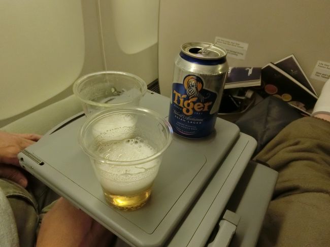 機内食トレイを下げている時、後ろの席の方が「ワンモアビール！」と言っているのが聞こえて、自己申告制か？と私たちもビールを1本だけ注文。<br />グラスを二ついただき半分ずつ飲みました。<br />去年より１～２時間程度は眠れたような気がします。<br />でも全然眠い(+_+)