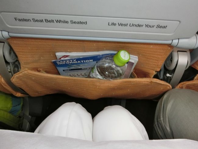 いよいよデンパサール行きに乗り込みました。<br />座席がちょっとギリギリですね。<br />黒パパは狭そう・・・。<br />2時間30分ですから我慢の範囲。