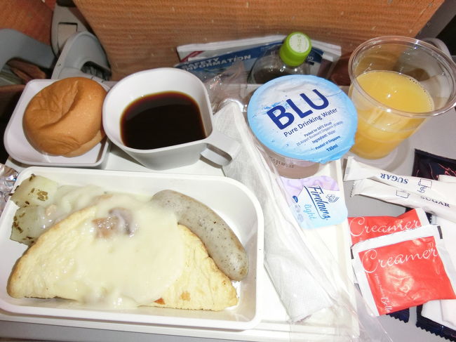 機内食は「う～～～む」というお味でした。<br />ほとんど食べず。<br />