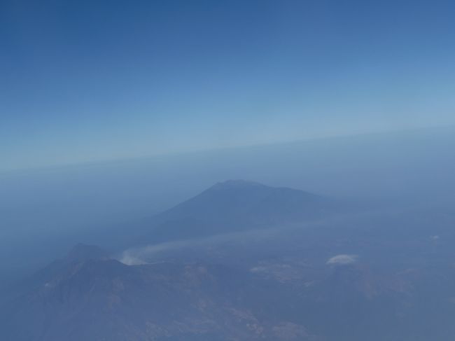 アグン山が見えてきました！<br />いよいよバリ到着ですね(*´∀｀*)