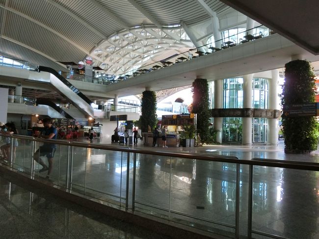 入国審査、税関、荷物と並び時間、待ち時間がほとんどなく出口へ。<br />以前はここにネームプレートを持ったガイドさんがいっぱいいたけれど最近外で待つようになったみたいですね。<br />閑散としていました。