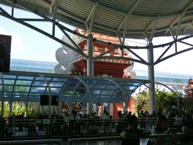 空港で2万円ずつ2か所で両替しました。<br />122RP。<br />2か所で両替した理由は少額紙幣が欲しかった事と、一気に両替すると枚数を間違えるんじゃないかという不安があったからです。<br />レートは悪かったけど無事両替できました。<br />ガイドさんとも無事合流出来、一路ウブド、コマネカアットラササヤンへ向かいます♪