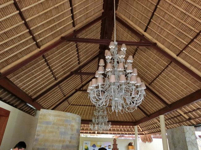 ロビーの茅葺き屋根とシャンデリア。<br />この取り合わせが素敵♪